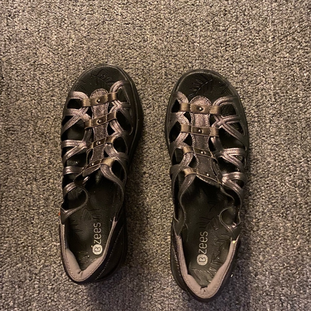 Bzees Black Sandals with Ventilated Design and Elastic Lacing